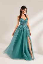 In front of a light - colored background, a woman is dressed in a teal tulle strapless gown. It has a sweetheart neckline, with the bodice adorned with delicate lace embroidery, and a high side slit. The voluminous tulle skirt, which has a slight shimmer, gives an elegant and romantic appearance, ideal for formal events such as proms or weddings.6